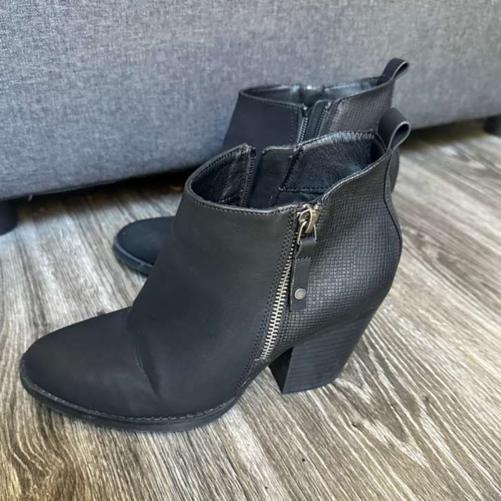 Universal Thread Boots